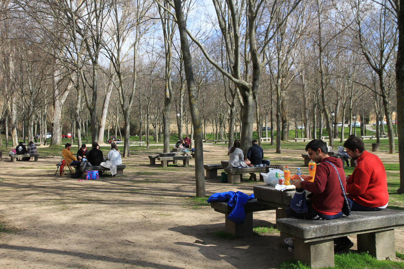 Varios grupos de personas, ayer, durante la hora de la comida en La Fuencisla.