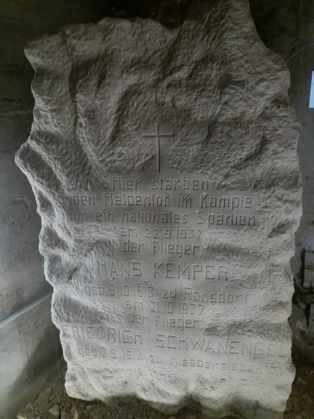 REFUGIO ANTIAÉREO MARIANA PINEDA (SANTANDER) | Destinado en primera instancia a los mandos militares y al gobierno de la ciudad. Fue construido en la primavera de 1937,​ con hormigón, y constaba de una planta rectangular, dividida en tres galerías comunicadas (de 1,60 metros de ancho cada una). 