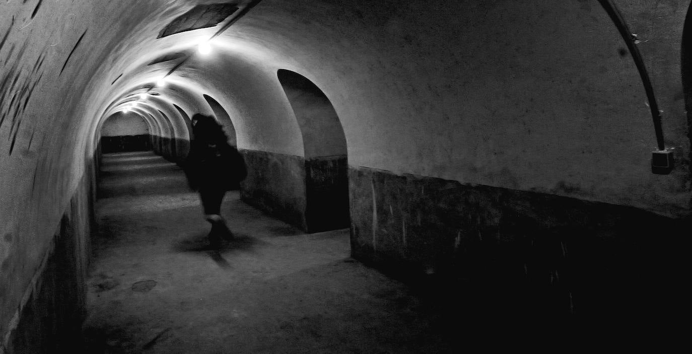 REFUGIO ANTIAÉREO LLUÍS VIVES (VALENCIA) | Este refugio se construyó al mismo tiempo que se reformaban y reforzaban sótanos y se levantaban otras construcciones como ésta por toda Valencia (se han llegado a catalogar hasta 258 refigios en la cuidad). 