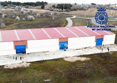 Imagen secundaria 1 - Imágenes de la redada realizada en la nave de alquiler situada junto a la A-62, donde estaba la planta de producción.