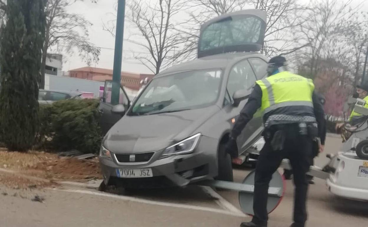 Estado de uno de los vehículos implicados, con la señal derribada en el suelo. 