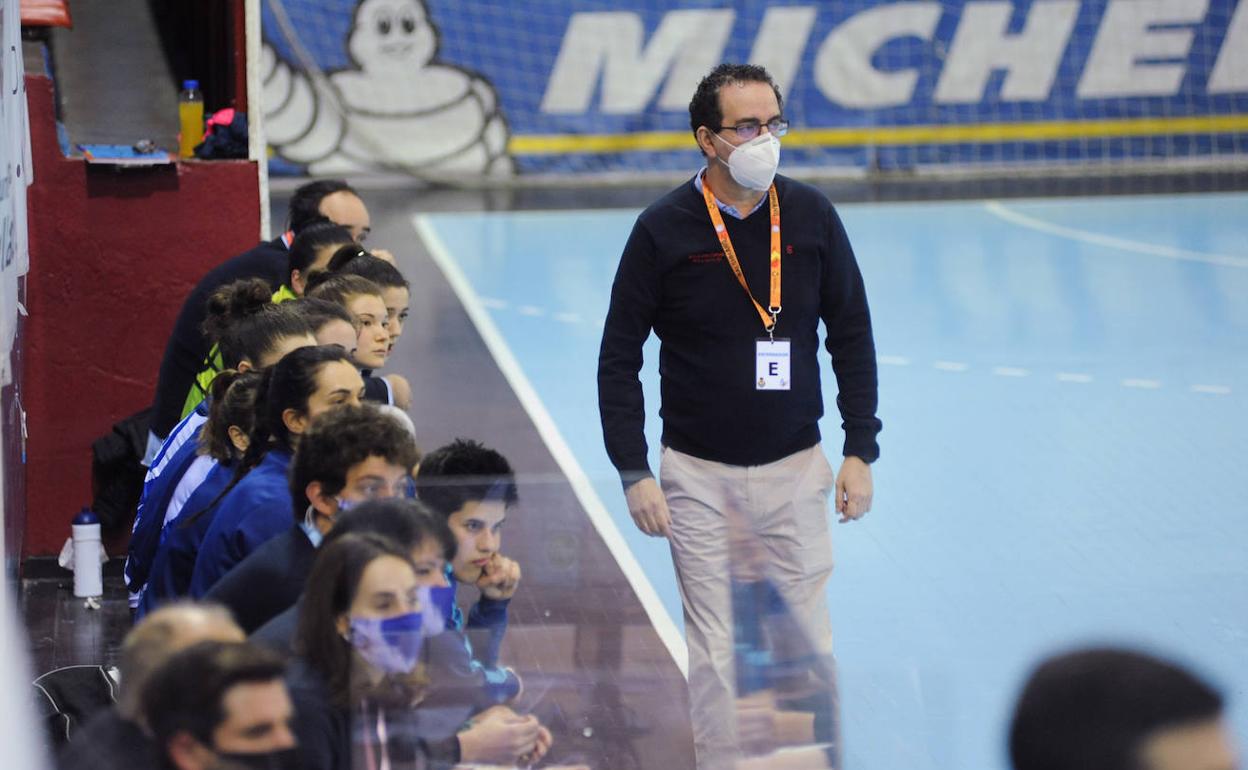 Miguel Ángel Peñas observa desde la banda el último partido en Huerta del Rey. 