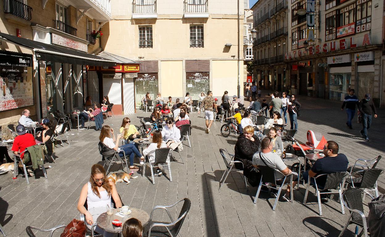 Gente en terrazas en Vitoria el pasado mes de mayo. 