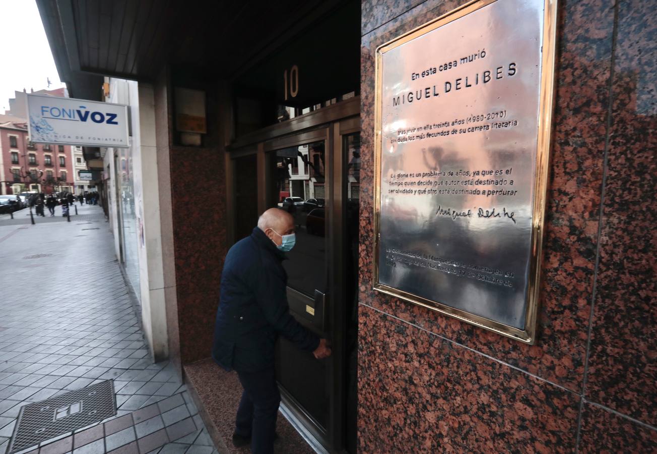 Fotos: Inauguración de la placa que recuerda a Miguel Delibes en su casa de Valladolid