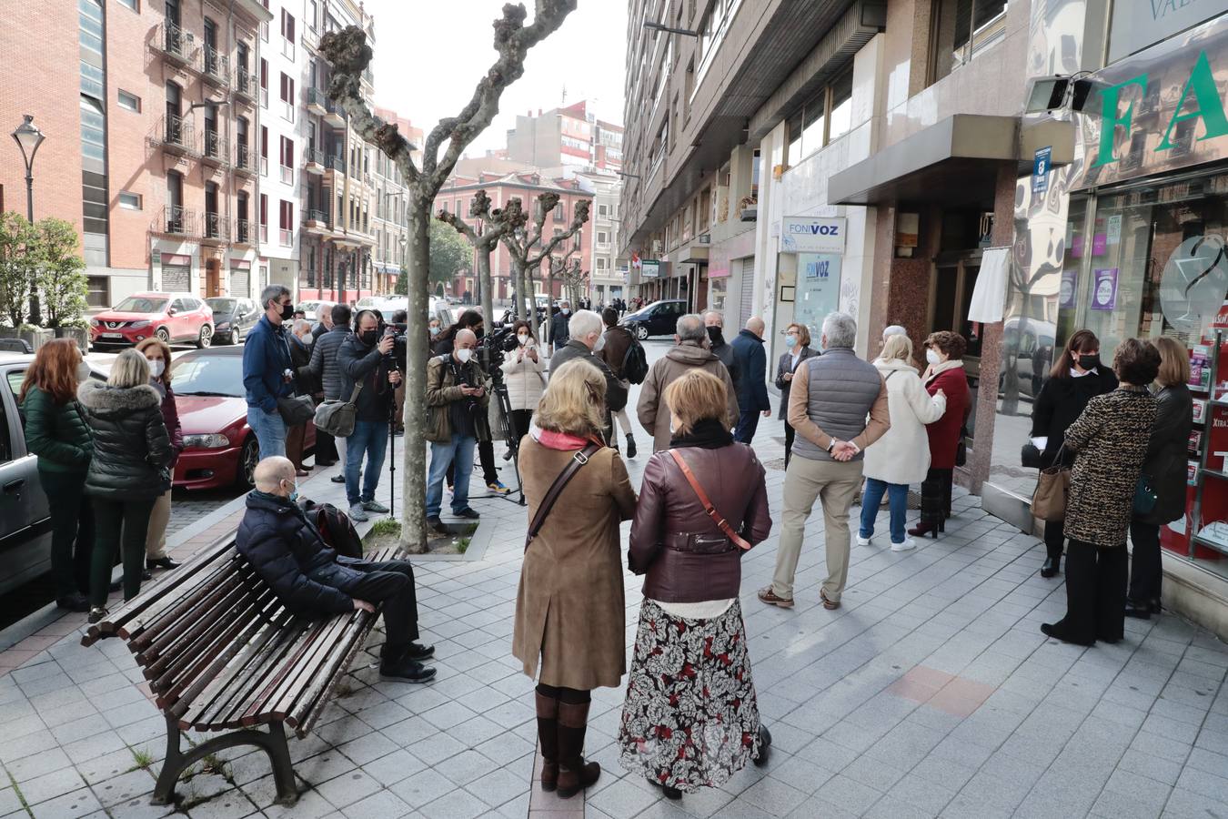 Fotos: Inauguración de la placa que recuerda a Miguel Delibes en su casa de Valladolid