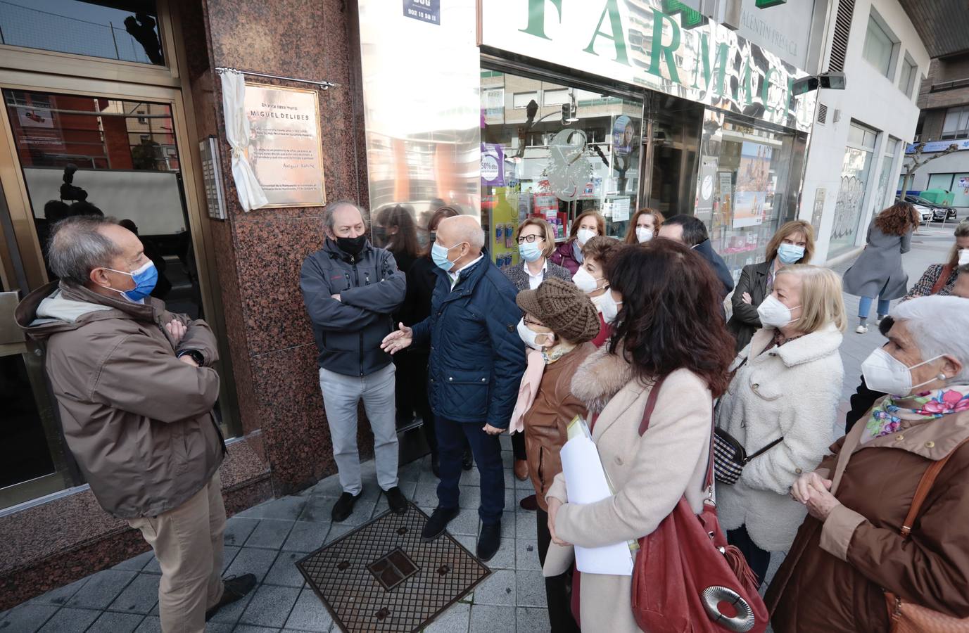 Fotos: Inauguración de la placa que recuerda a Miguel Delibes en su casa de Valladolid