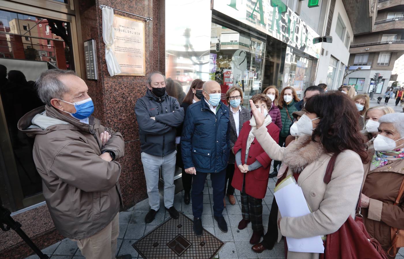 Fotos: Inauguración de la placa que recuerda a Miguel Delibes en su casa de Valladolid