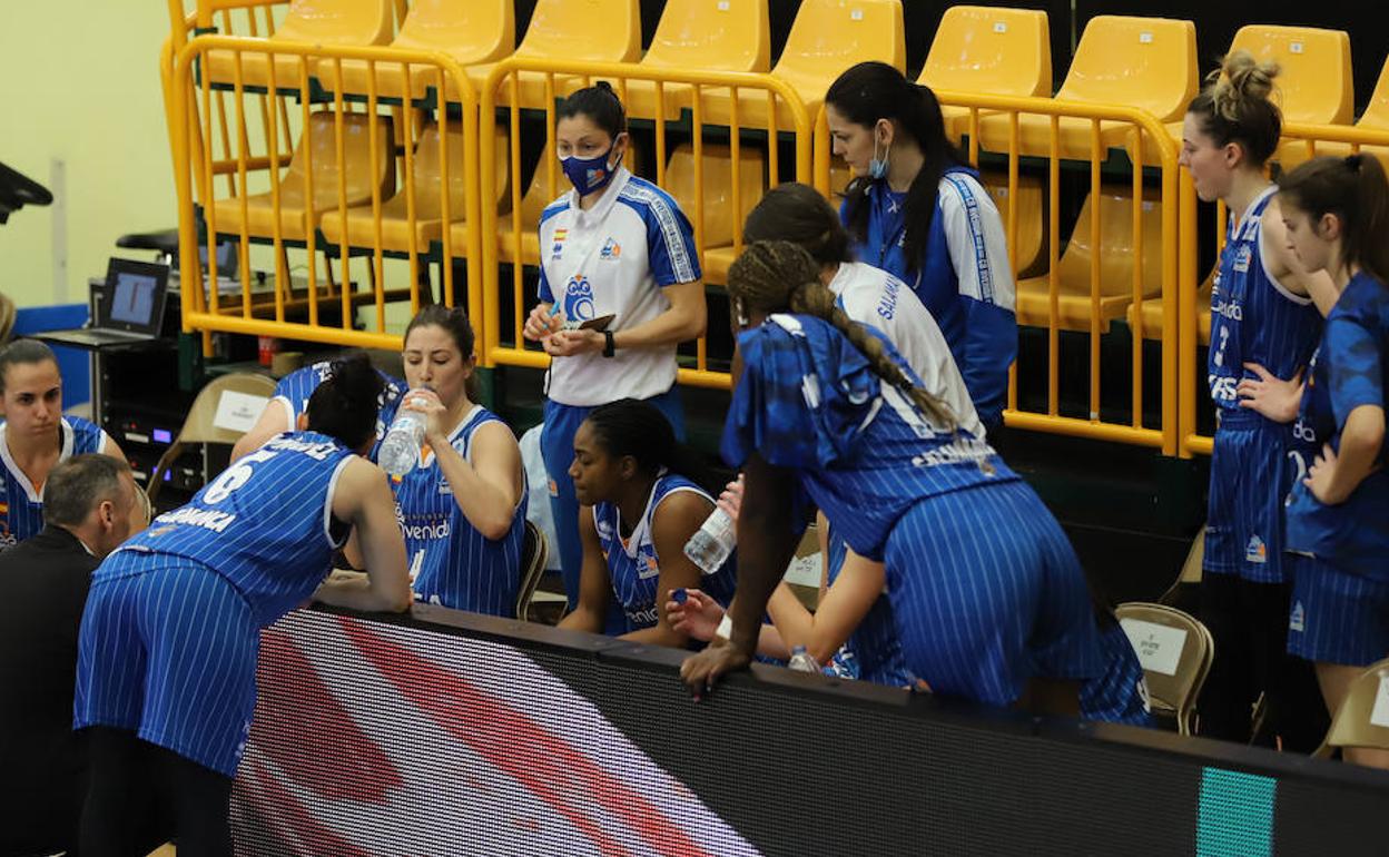 Mavi, en el centro de pie con mascarilla, durante un tiempo muerto de Avenida.