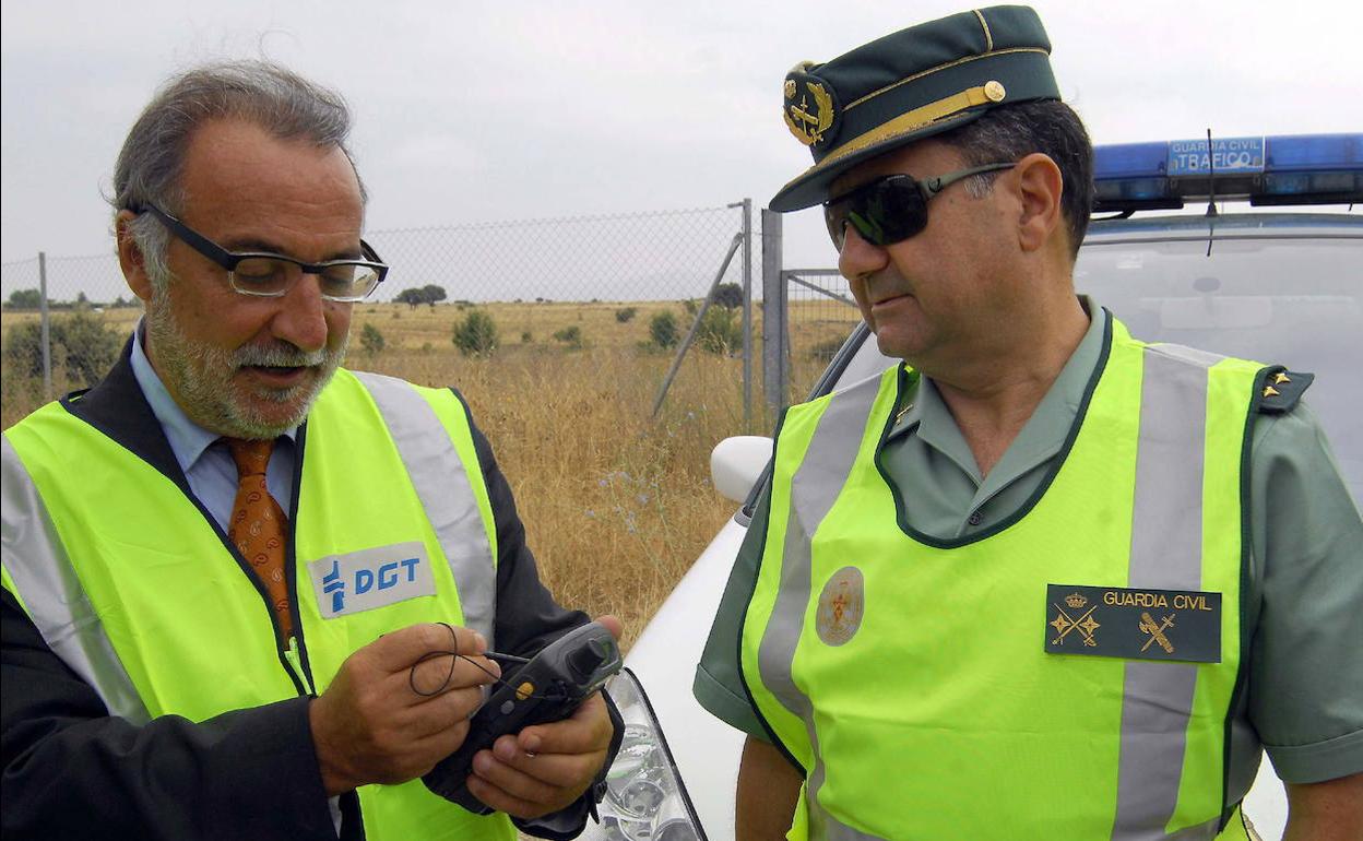 El director de la DGT, Pere Navarro, junto a un Guardia Civil