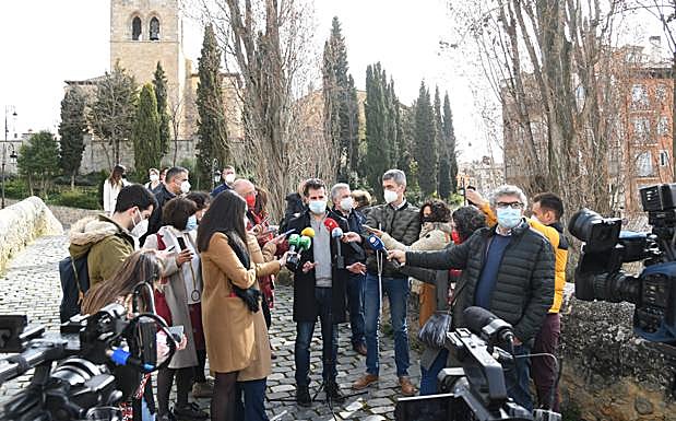 Luis Tudanca atiende a los periodistas en Aranda de Duero.
