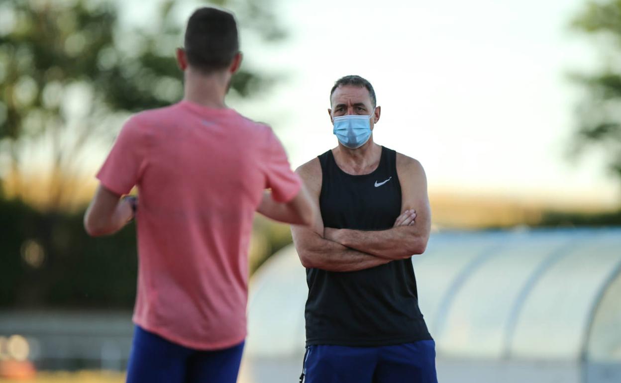 Juan Carlos Fuentes dialoga con Álvaro de Arriba en un entrenamiento.