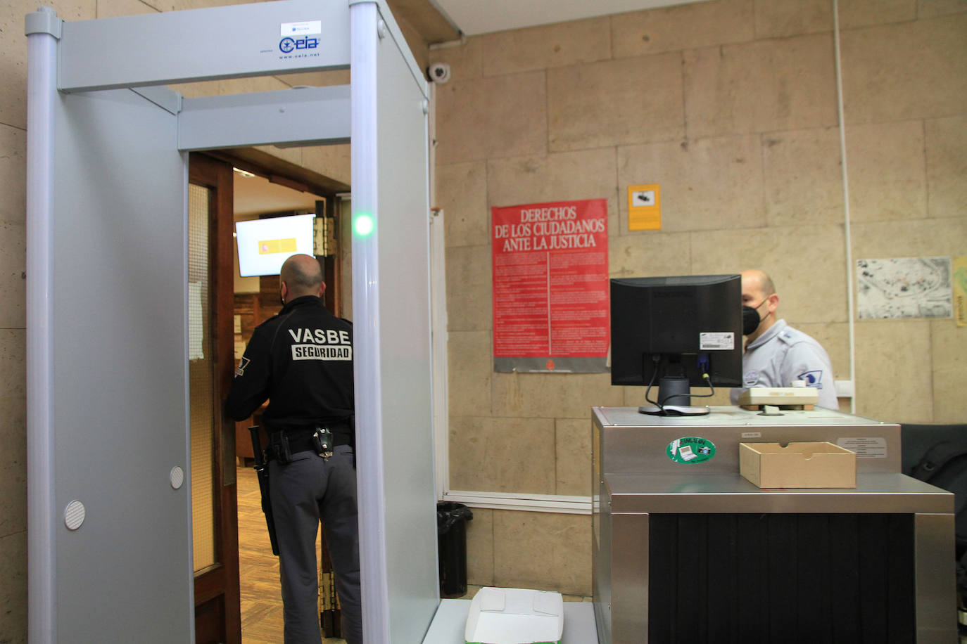 Arco de seguridad colocado a la entrada del Palacio de Justicia de Segovia.