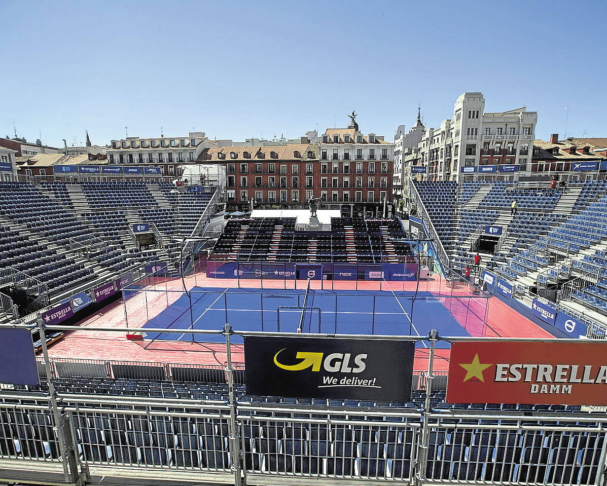 Pista montada en la Plaza Mayor de Valladolid para el torneo de World Pádel Tour.