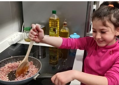 Imagen secundaria 1 - Diferentes momentos de la elaboración de las patatas rellenas