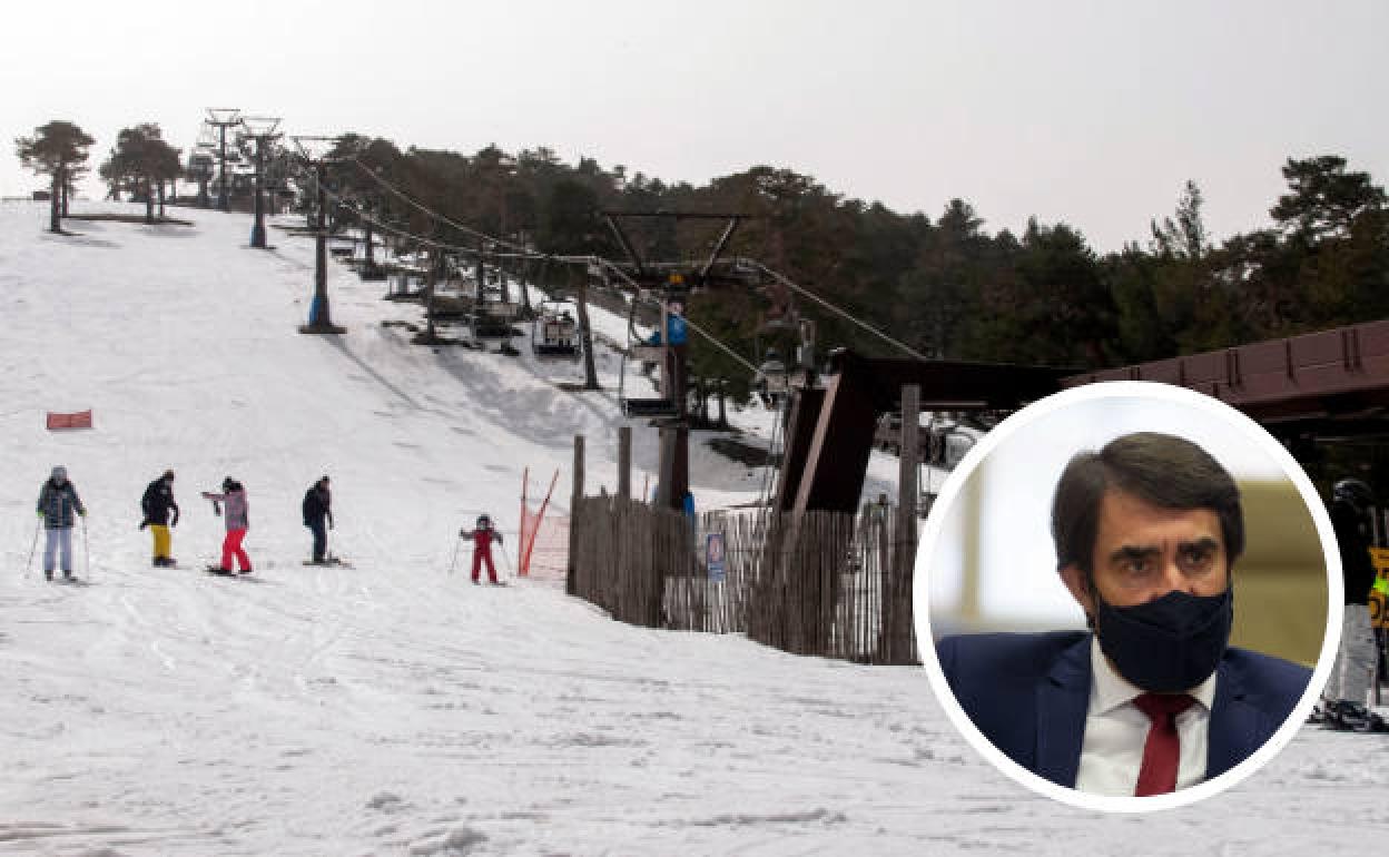 Esquiadores este jueves en la estación de Navacerrada y en un círculo, el consejero de Fomento y Medio Ambiente de Castilla y León, Juan Carlos Suárez-Quiñones. 