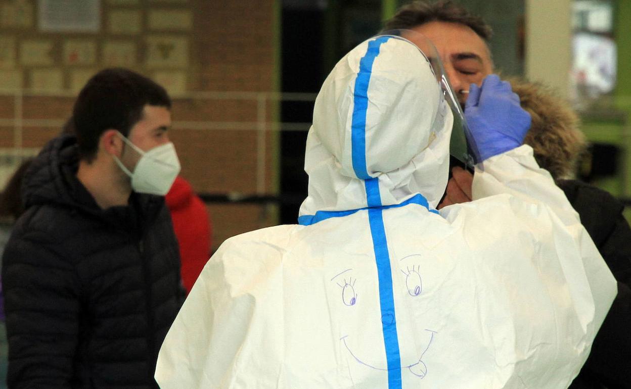 Un hombre se somete a un test durante un cribado masivo en Segovia.