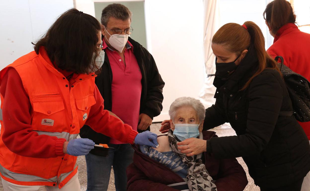 Vacunación en la carpa del centro de salud de La Puebla. 