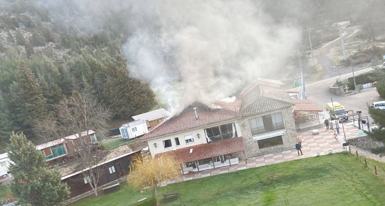 Imagen de la explosión en una vivienda a la entrada del Club Náutico de Mirantes de Luna.