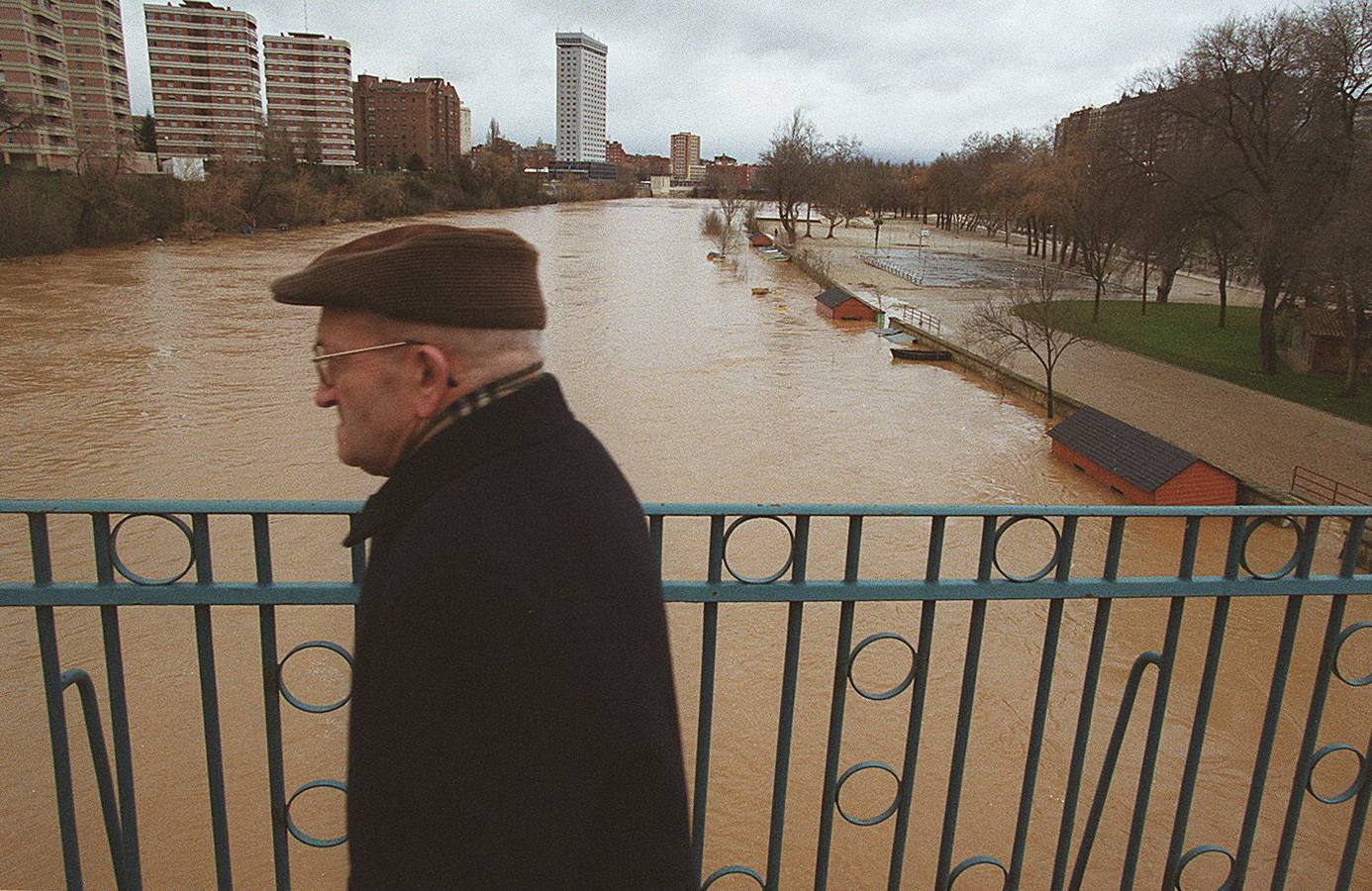 El río Pisuerga a su paso por la capital a la altura de Las Moreras.