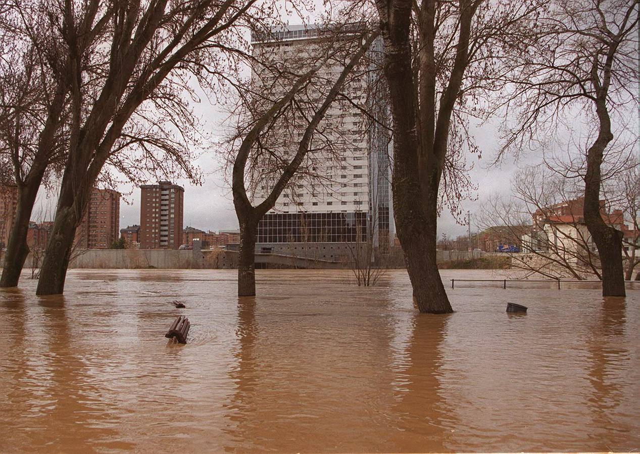 El aumento del cauce del río anegó la parte baja del paseo de Las Moreras.