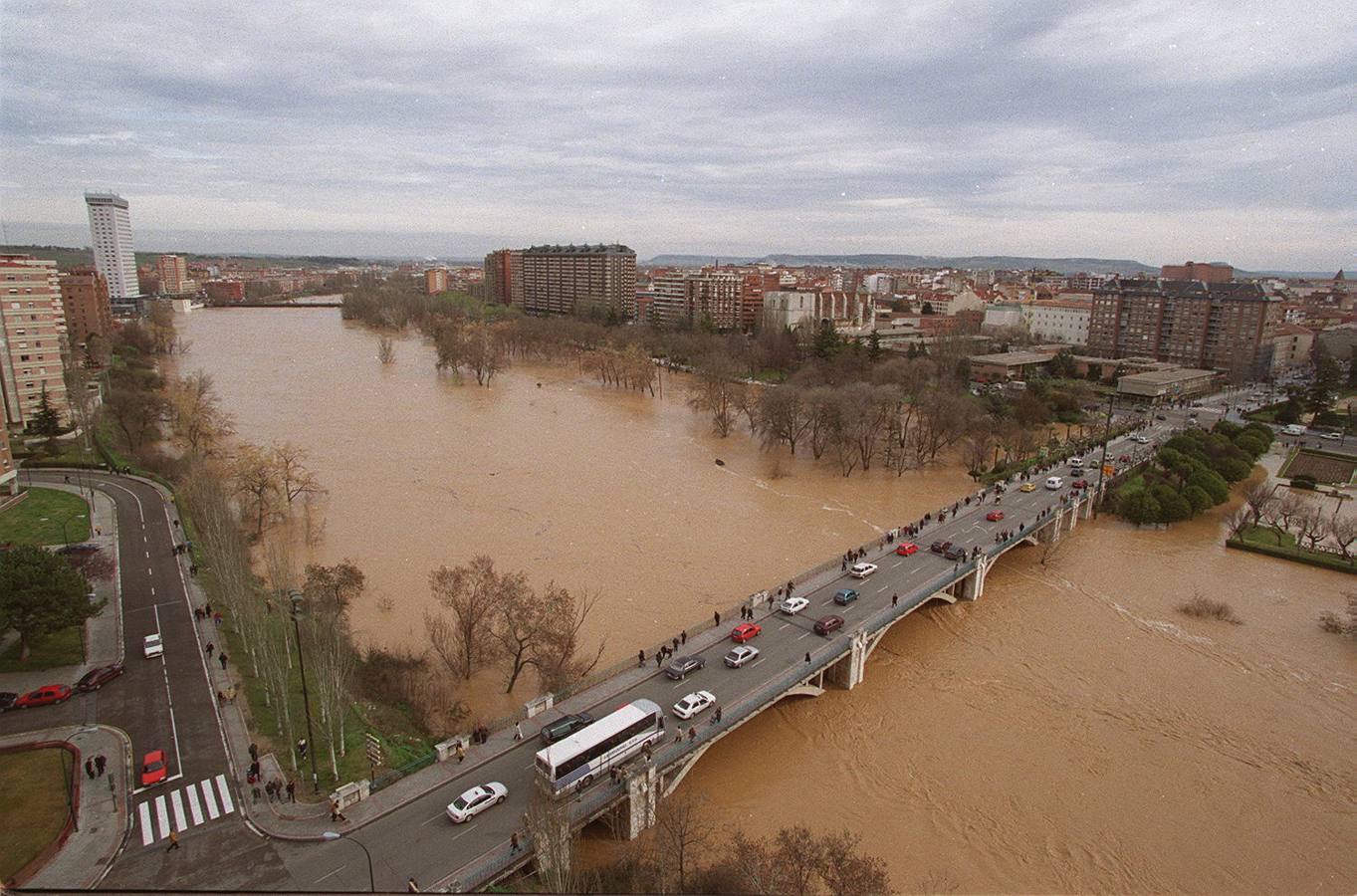 El río Pisuerga, desbordado en la zona de Las Moreras, a su paso por el puente de Poniente.