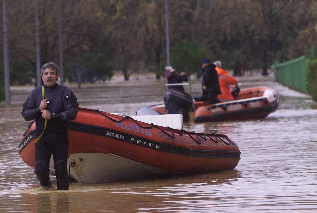 La espectacular crecida del río obligó a desalojar a los vecinos del barrio Arturo Eyries con lanchas motoras.