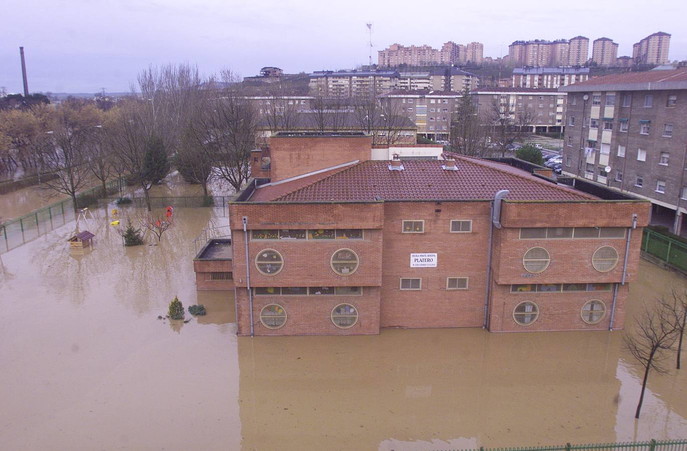 Así estaba el patio de la escuela municipal Platero, en el barrio Arturo Eyries, totalmente anegado por el agua.