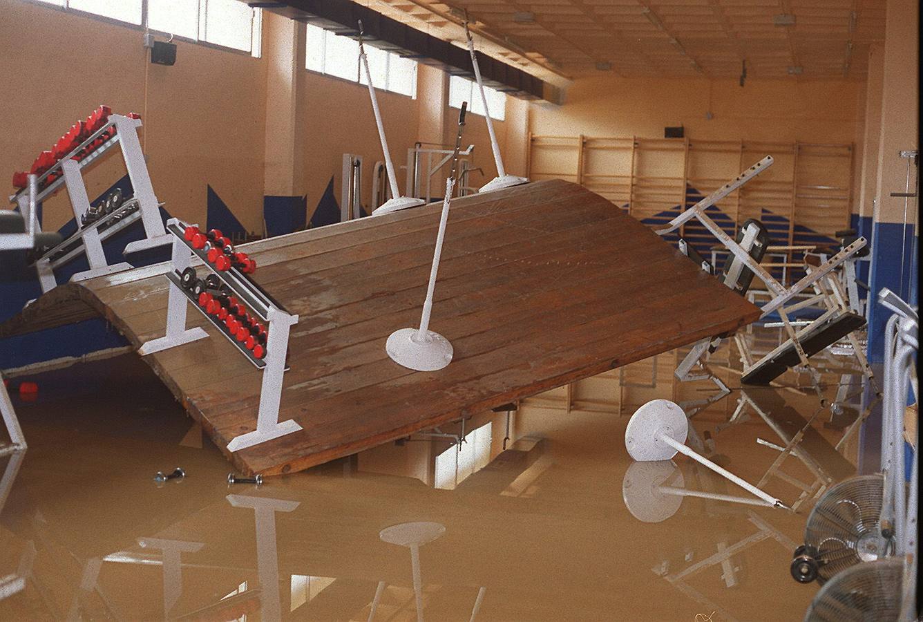 Aspecto que presentaba la sala de musculación del Polideportivo Pisuerga, inundada por el agua.