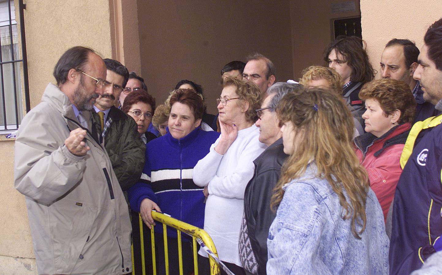 El alcalde Javier León de la Riva comunicaba a los vecinos del número 5 de la calle Francisco Mendizábal, que tenían que ser desalojados como medida preventiva por el corrimiento de tierras que podía afectar al edificio.