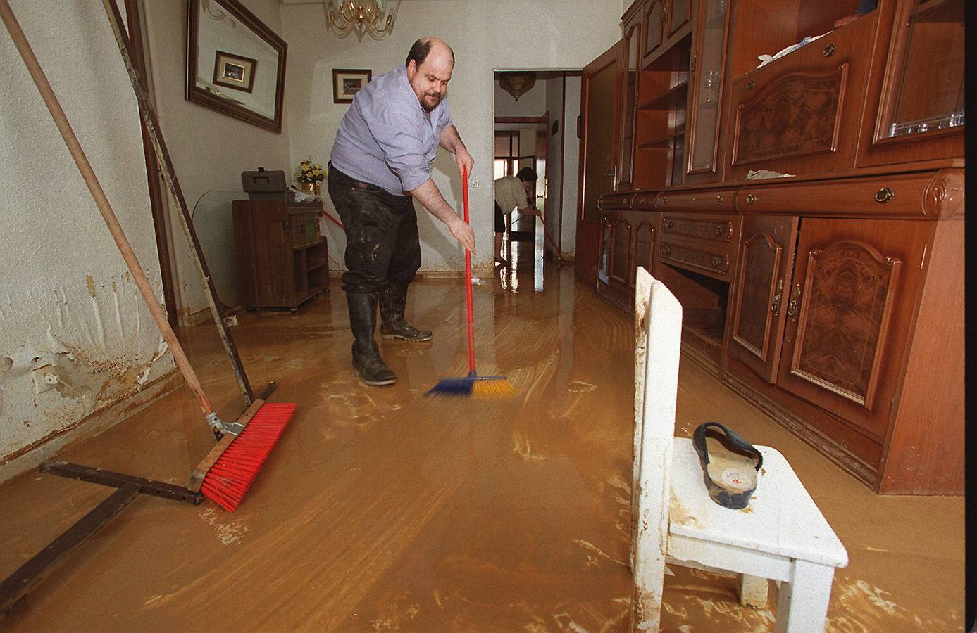 Un día después de la gran crecida del río, un vecinos de Arturo Eyries limpia el suelo de su vivienda anegada por el agua y el barro.