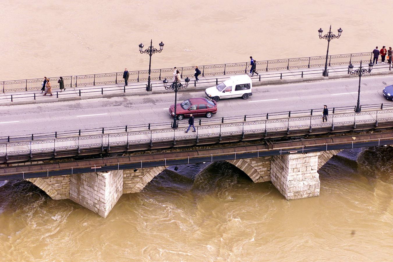 Aspecto que presenta el Puente Mayor, dos días después de la espectacular crecida del río Pisuerga que llegó a tapar los ojos del puente.