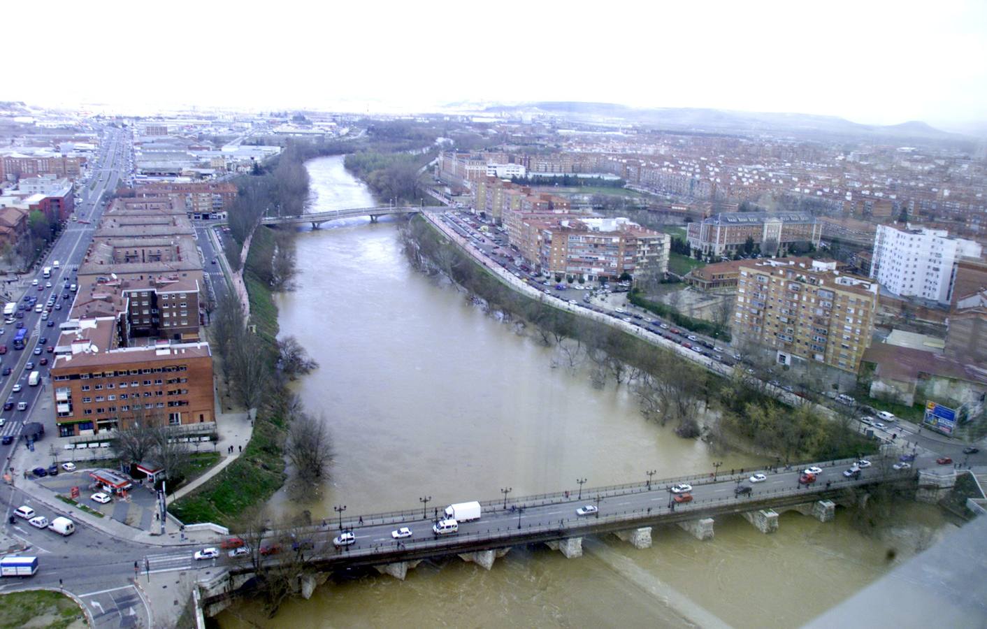 Aspecto que presenta el río Pisuerga a su paso por el Puente Mayor, dos días después de la espectacular crecida.