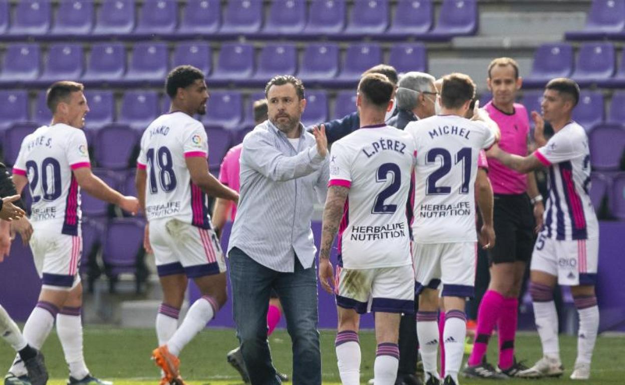 Sergio González felicita a sus futbolistas tras la victoria del Real Valladolid frente al Getafe