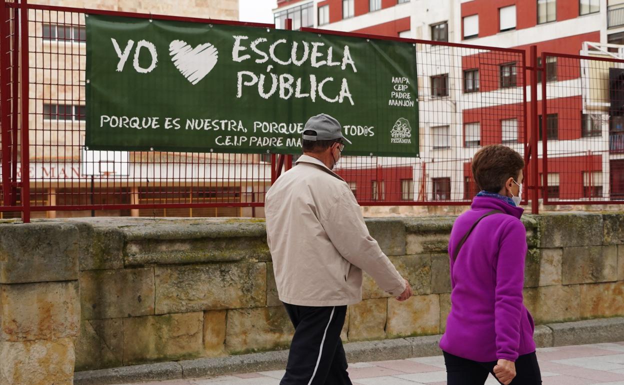 Pancarta prohibida por la Junta, colocada en el Colegio Padre Manjón de Salamanca