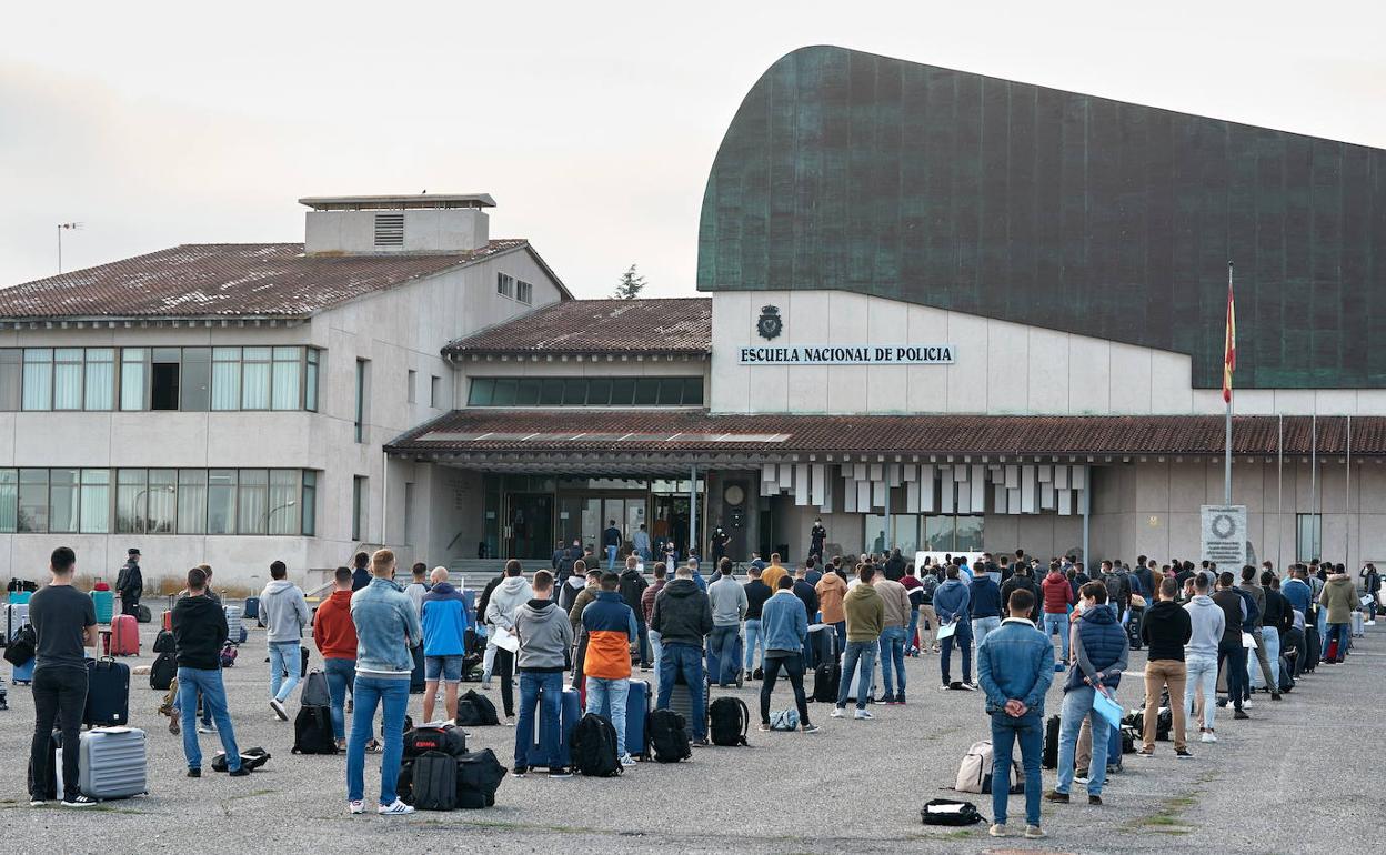 Llegada de alumnos a la escuela de Ávila.