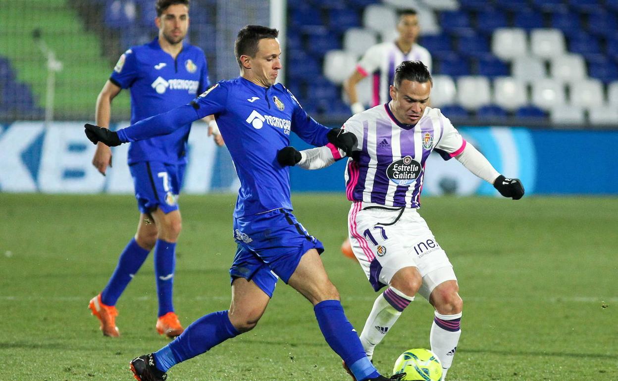 Maksimovic y Roque Mesa pelean por el balón durante el Getafe-Real Valladolid del pasado 2 de enero