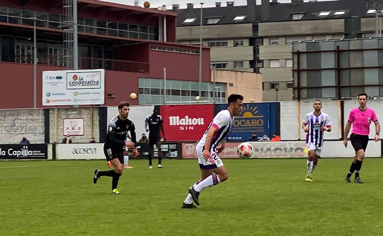 Una acción del partido entre el Promesas y Lealtad.