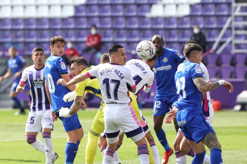 Joaquín despeja un balón ante Roque Mesa