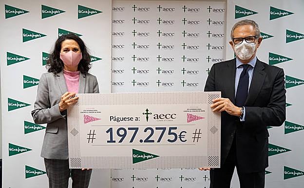Ester Uriol, directora de Comunicación de El Corte Inglés, y Ramón Reyes, presidente de la Asociación Española contra el Cáncer.