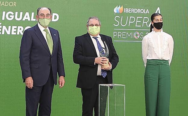 Ignacio Galán, presidente de Iberdrola; Gerardo García - Fomento Igualdad de género, y Carolina Marín, campeona del mundo de bádminton, en la ceremonia de entrega de la I edición.
