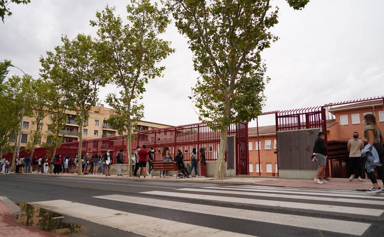 Grupos de estudiantes en las puertas de un centro educativo de la capital salmantina.