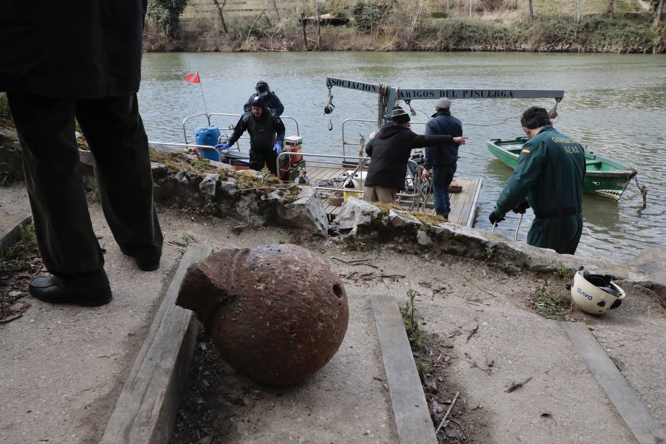 Fotos: Rescatan del Pisuerga dos bolas del murete del Espolón viejo