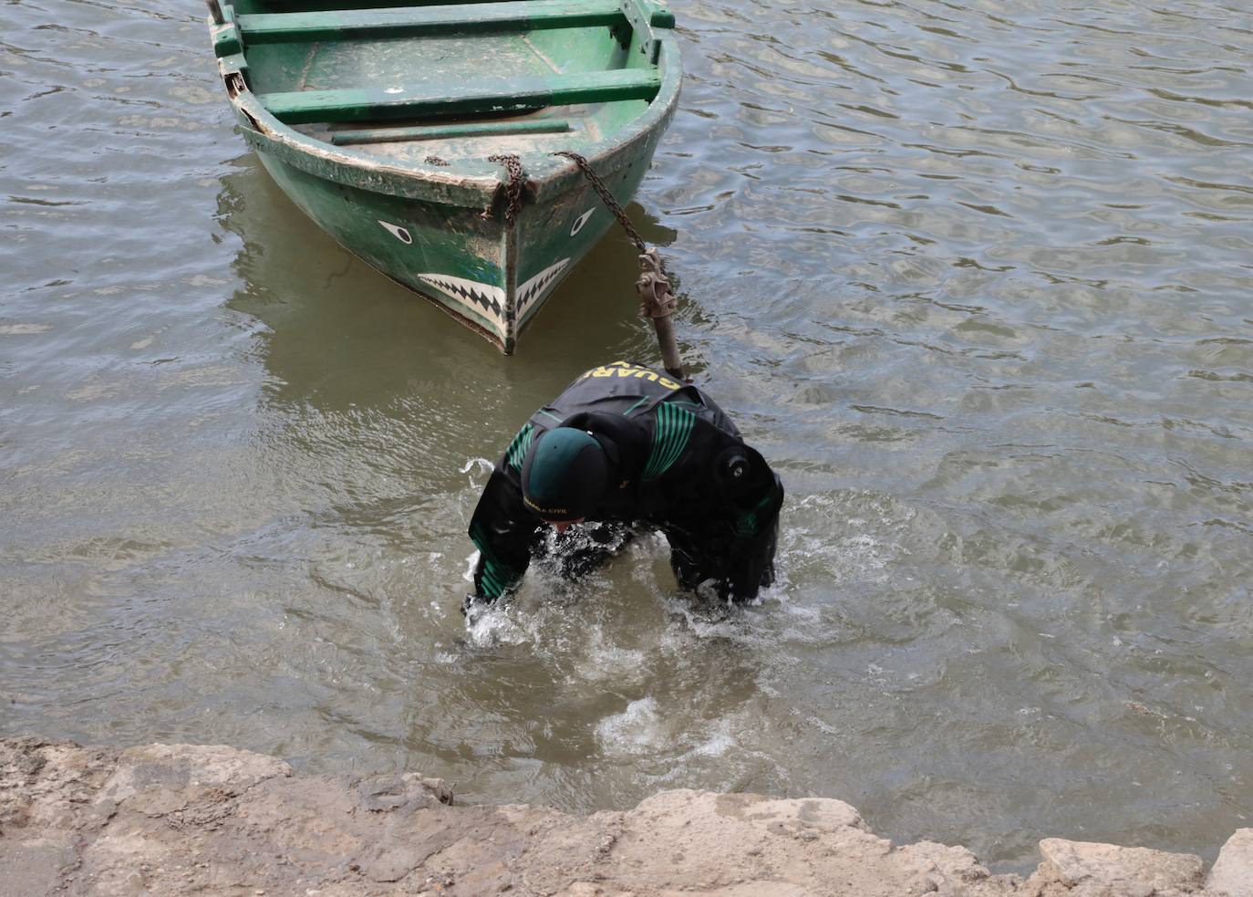 Fotos: Rescatan del Pisuerga dos bolas del murete del Espolón viejo