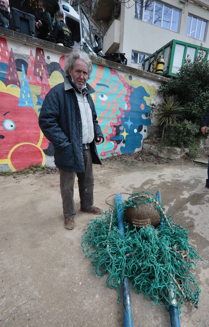 Fotos: Rescatan del Pisuerga dos bolas del murete del Espolón viejo