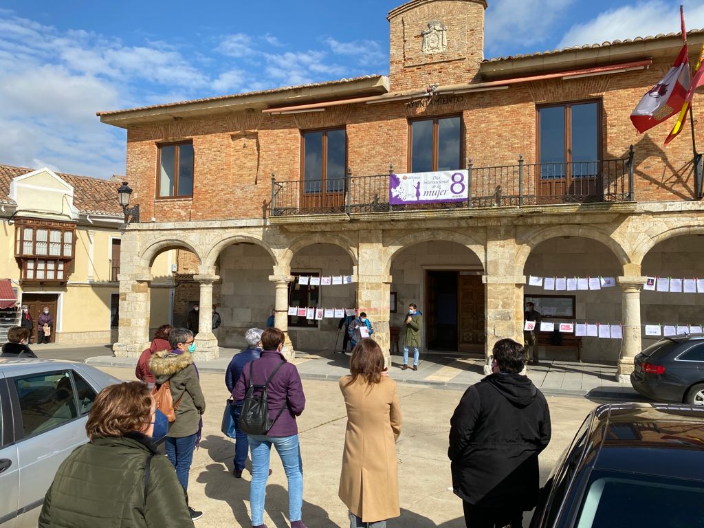 Concentración en Mayorga en la plaza España, frente al Ayuntamiento.