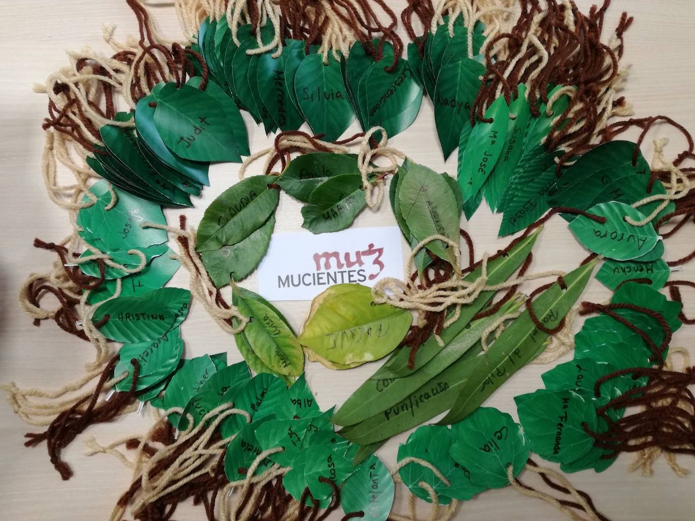 En Mucientes es tradición desde hace ya 21 años, celebrar el Día de la Mujer con la plantación de un árbol entre todas las féminas del pueblo. Este año no han querido perder la tradición, aunque no se ha celebrado ningún acto conmemorativo debido a la pandemia. El árbol elegido para la ocasión, ha sido un granado y el encargado de realizar la plantación fue el alguacil del municipio. Acto seguido, se colgaron del nuevo árbol numerosas hojas con el nombre de todas las mujeres y niñas empadronadas en la localidad. Se trata de una iniciativa del Ayuntamiento y de la Asociación Cultural El Arco.