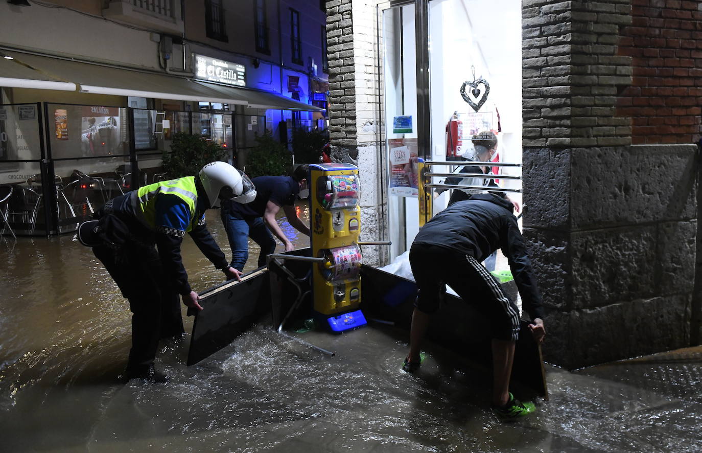 Fotos: Un reventón en el centro de Valladolid anega locales y establecimientos