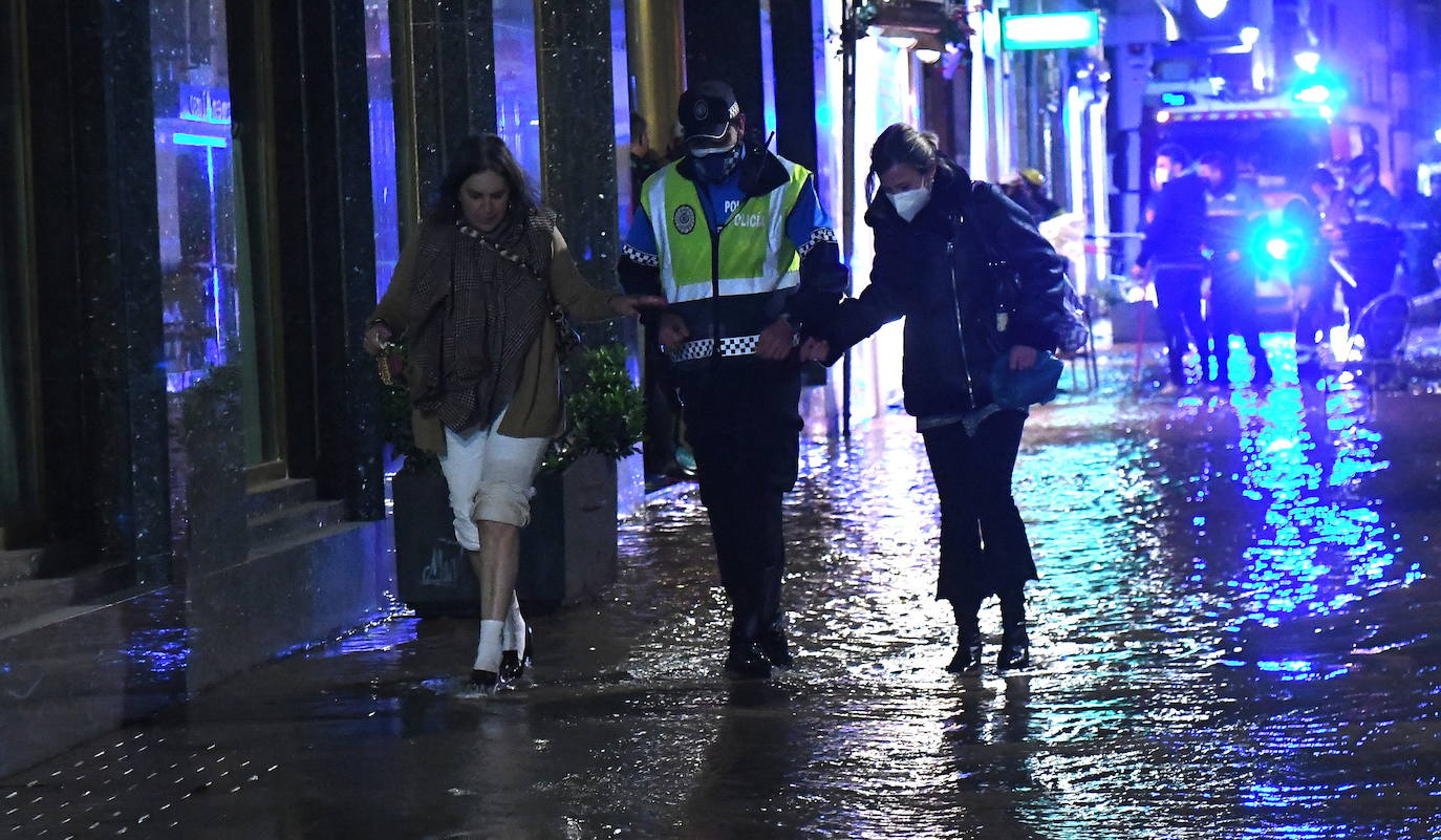 Fotos: Un reventón en el centro de Valladolid anega locales y establecimientos