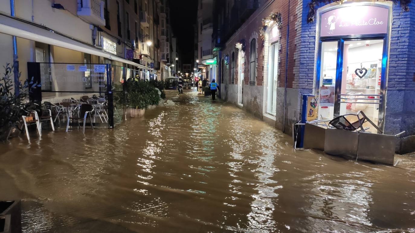 Fotos: Un reventón en el centro de Valladolid anega locales y establecimientos