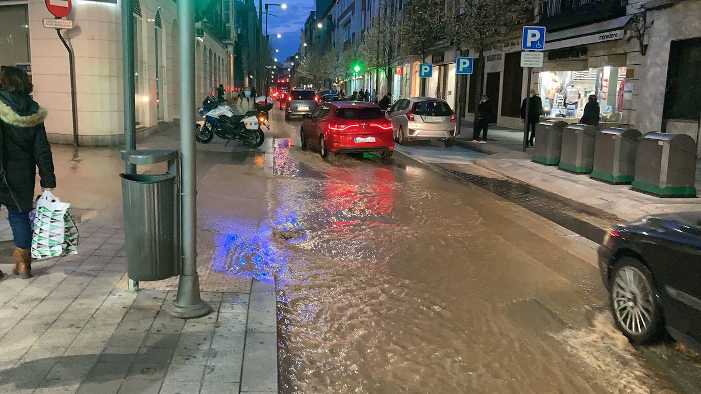 Fotos: Un reventón en el centro de Valladolid anega locales y establecimientos